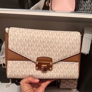 Michael Kors KINSLEY VANILLA MD SHOULDER FLAP Bag